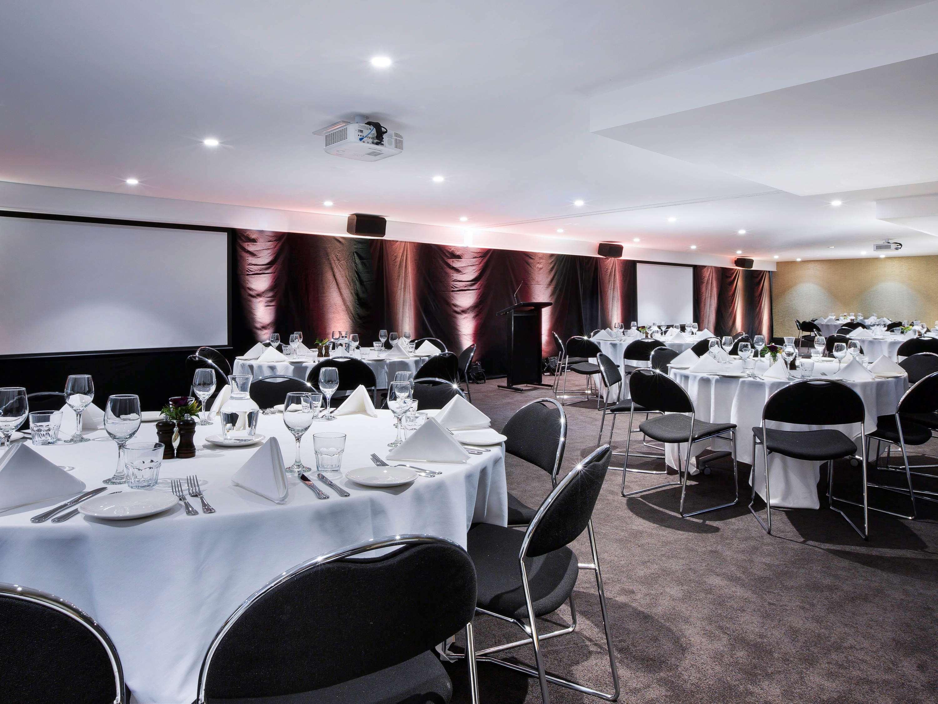 惠灵顿市美爵酒店 外观 照片 The ballroom at the Crowne Plaza Hotel, Dublin Airport