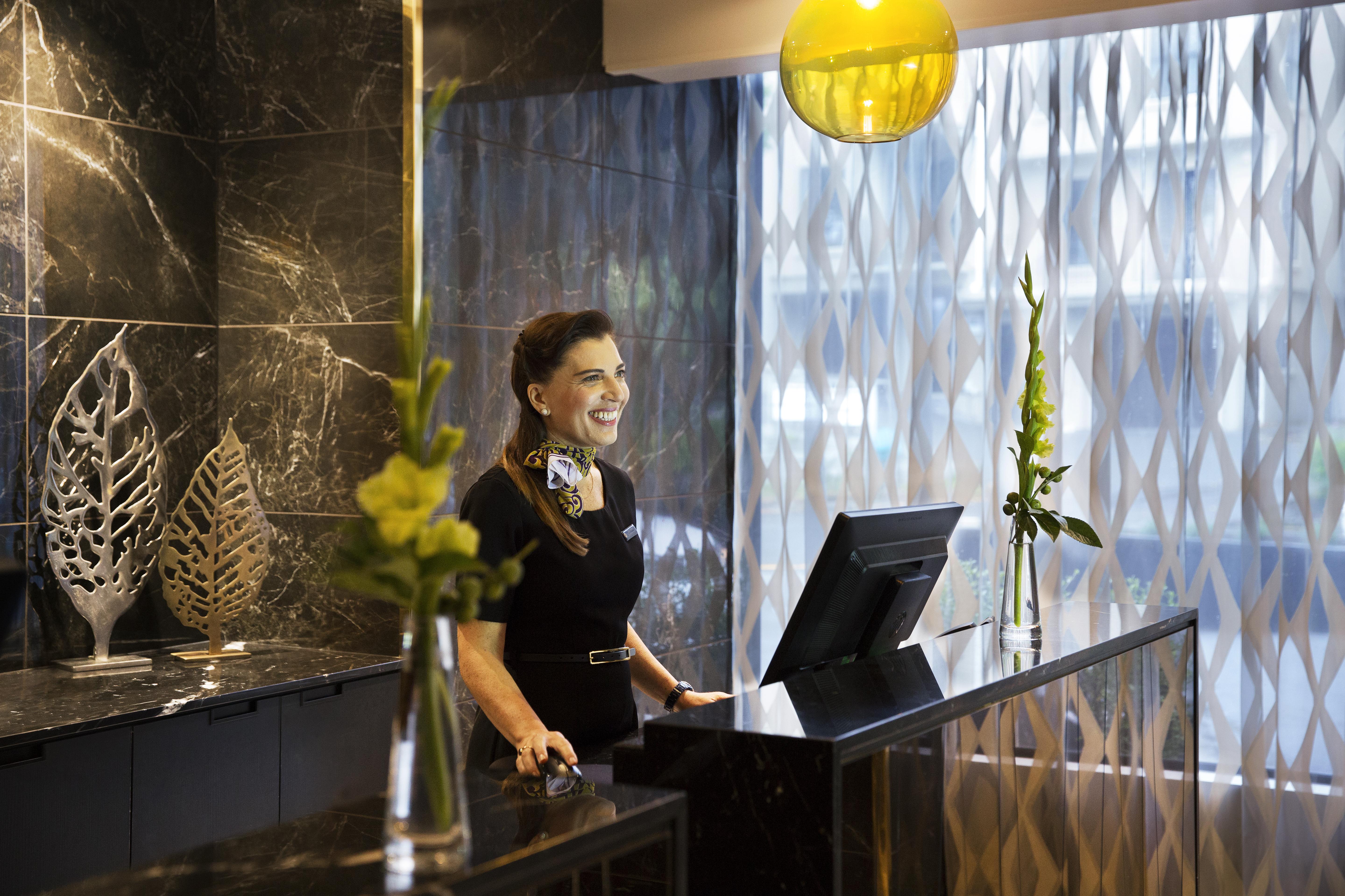 惠灵顿市美爵酒店 外观 照片 A hotel receptionist at the front desk